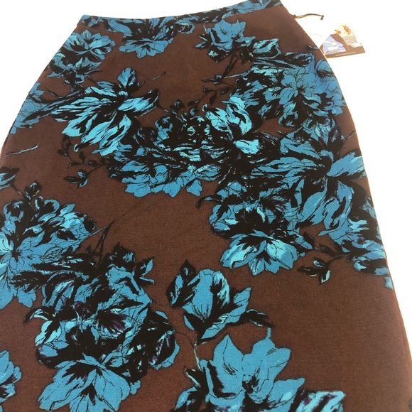 Beautiful floral skirt - Picture 5 of 10